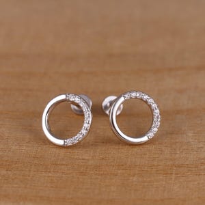 Pendientes de botón para cartílago con circonita cúbica de 10 mm y círculo abierto en plata de ley 925, un par o un solo par en caja de regalo
