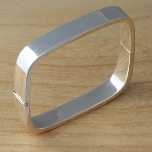 Pulsera cuadrada de plata de ley 925 maciza, lisa, de 9 mm, gruesa, con sello del Reino Unido, en caja de regalo.