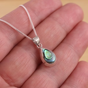 Collar con colgante en forma de lágrima de concha de abulón en plata de ley 925 y cadena tipo curb. Presentado en caja de regalo.