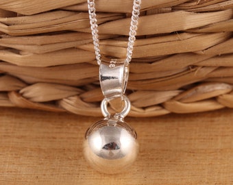 Pendentif en forme de boule en argent sterling 925 de 8 mm de diamètre avec collier à breloques et chaîne gourmette dans une boîte cadeau