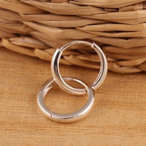 Peut inclure: Une paire de boucles d'oreilles créoles en argent. Les boucles d'oreilles sont simples et élégantes, et elles feraient un excellent cadeau pour toute occasion.