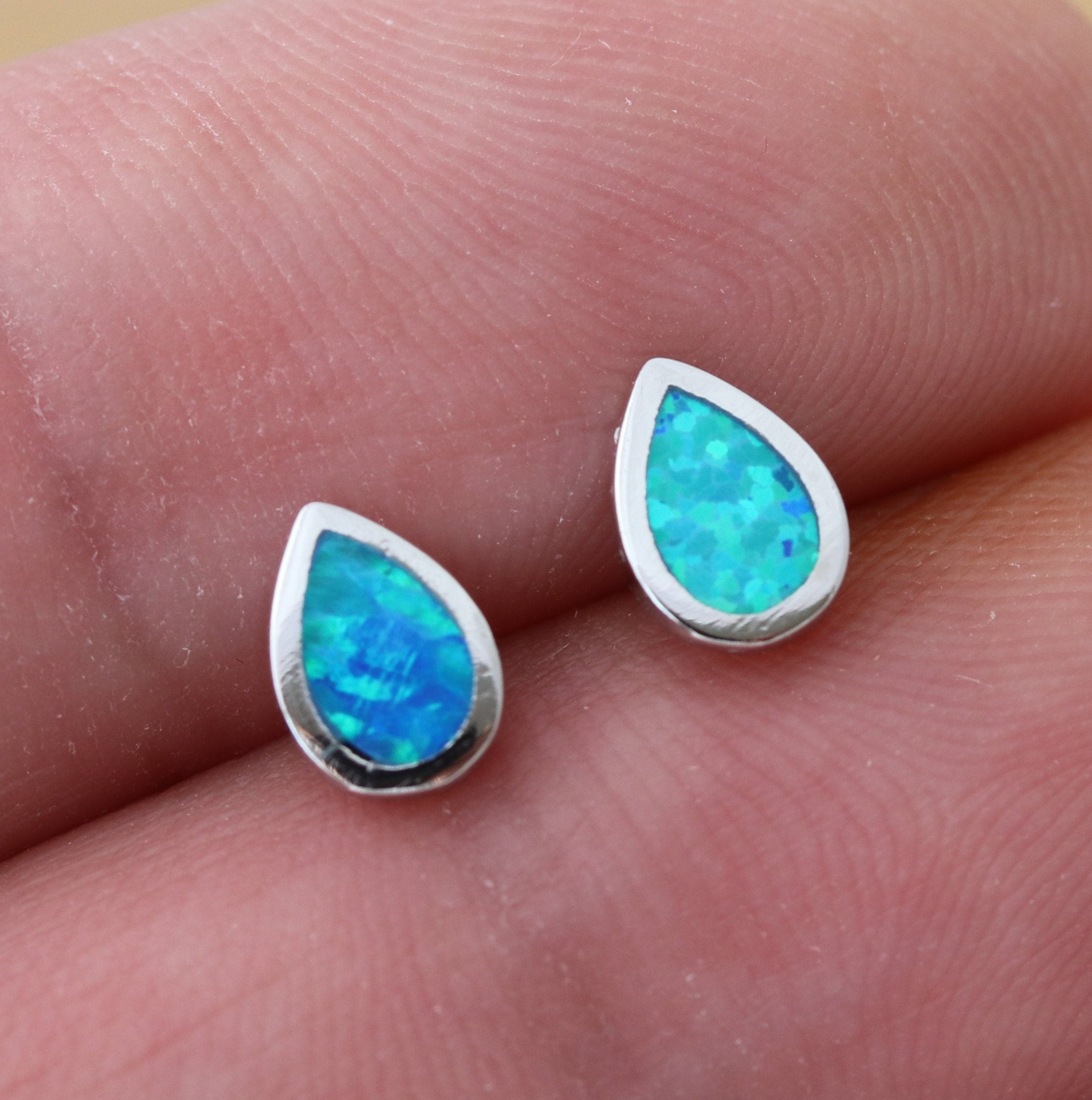 Orecchini A Goccia In Argento Placcato Con Opale Blu Lab Creato E Zirconi, A Gancio