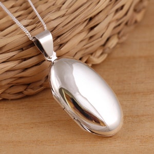 Solid 925 Sterling Silver Plain Oval Photo Locket Pendant Necklace Curb Chain 16- 30 Inches Gift Boxed