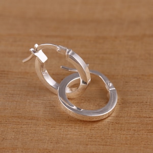 Små Huggie Hoop-örhängen i 925 sterlingsilver, enfärgade, 14 mm i diameter, fyrkantigt rör, presentask