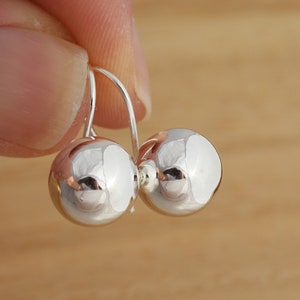 Kolczyki wiszące z kulkami ze srebra próby 925 o średnicy 12 mm, w oryginalnym pudełku prezentowym