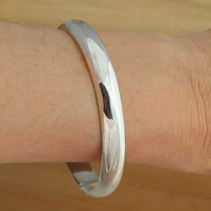 925 Sterling Silver Hinged Round Bangle Bracelet 9mm Wide D-Shape UK Hallmarked Gift Boxed