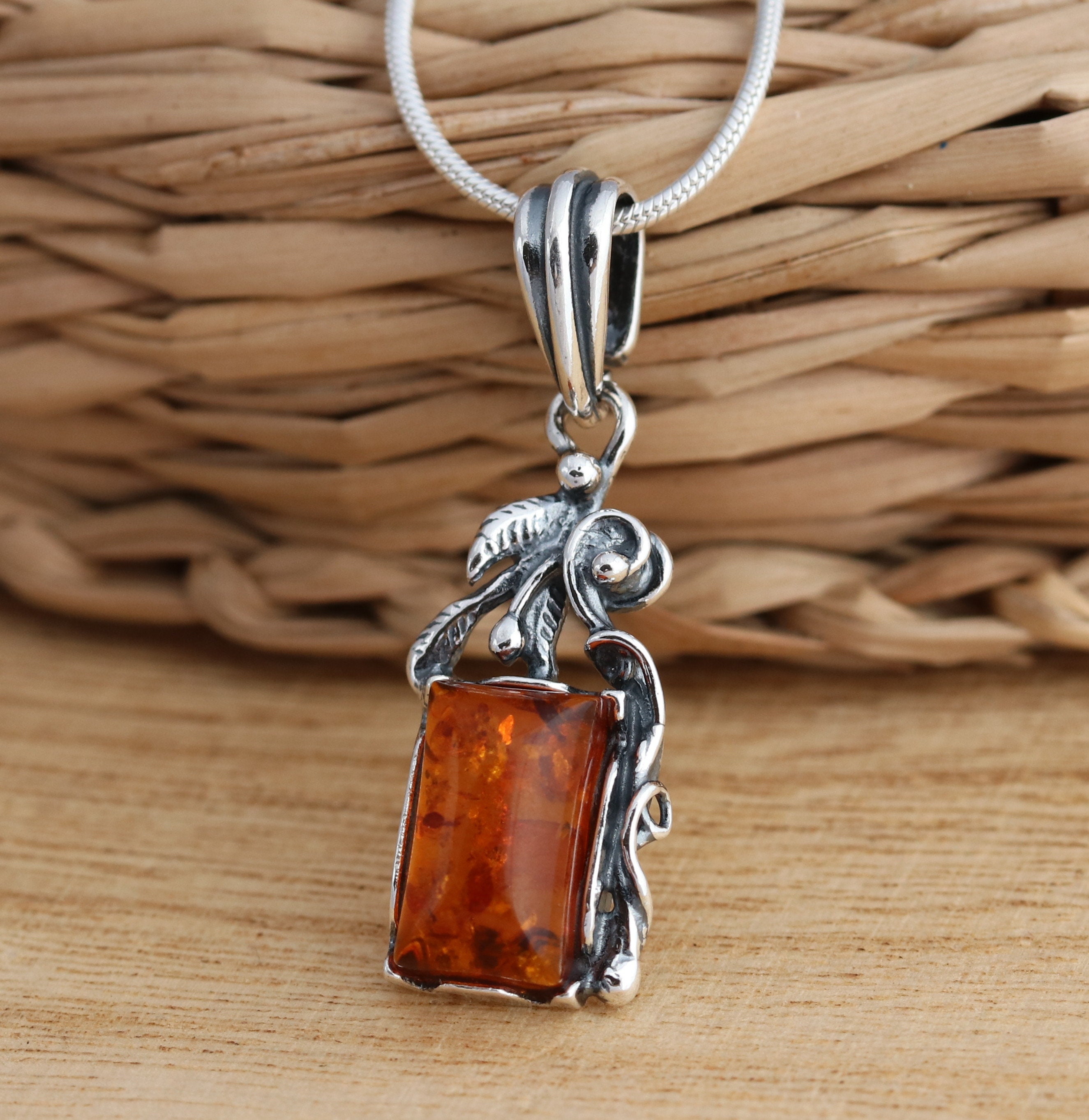 Pendentif en ambre de la Baltique cognac : collier feuille en argent sterling - France