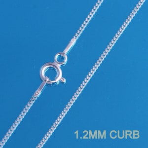Puede incluir: Un collar de cadena de curb plateado con cierre de langosta. La cadena tiene 1,2 mm de ancho.