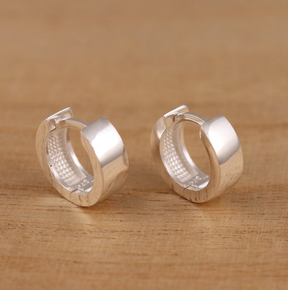 Pair Of 925 Sterling Silver Simple Rounded Edge Hugger Minimal Hoop Earrings Pair Of 925 Sterling Silver Simple Rounded Edge Hugger Minimal Hoop Earrings