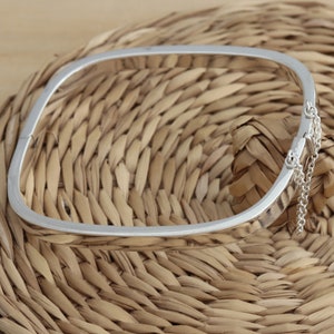 Pulsera de plata de ley 925 maciza, cuadrada, lisa, de 5 mm de grosor, con sello del Reino Unido, en caja de regalo.