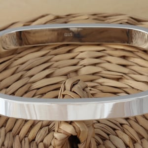 Pulsera cuadrada de plata de ley 925 lisa de 7 mm de grosor con sello del Reino Unido en caja de regalo.