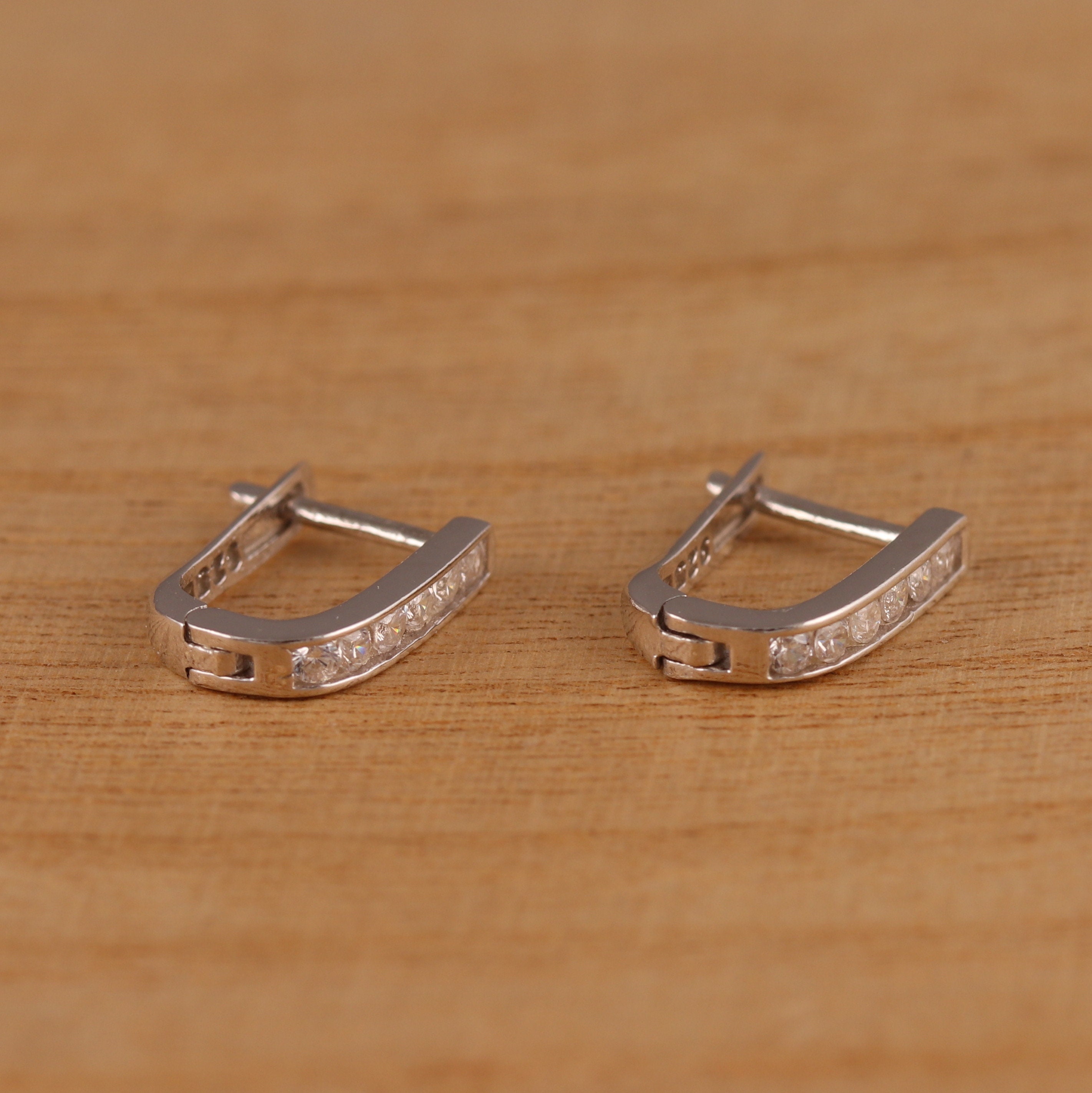 Orecchini A Cerchio In Argento 925 Con Zirconi Cubici Trasparenti A V - Nuovi Senza Confezione