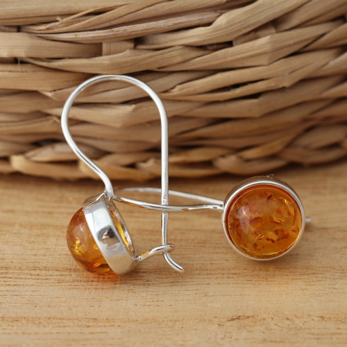Pendientes elegantes de ámbar báltico natural y plata de ley 925, presentados en caja de regalo.