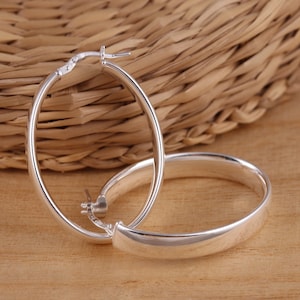 Stora, enfärgade ovala Huggie Hoop-örhängen i 925 sterlingsilver, 6 mm breda, i ask