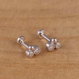 Boucles d'oreilles en argent sterling 925 avec trois points Trinity CZ Cartilage d'oreille supérieure à visser la paire ou une seule dans une boîte cadeau