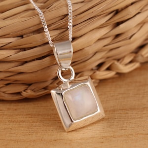 Halsband med regnbågsfärgad månsten i 925 sterlingsilver, hänge i olika längder, presentask