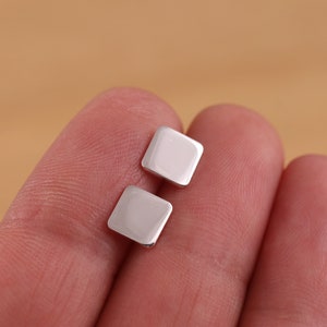 925 sterlingsilver, enfärgade fyrkantiga örhängen, 6 x 6 mm, geometriska smycken, presentask