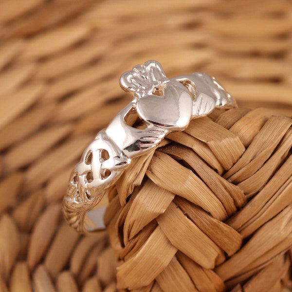 Anillo Claddagh irlandés de plata de ley 925 con nudo celta. Varias tallas. En caja de regalo.
