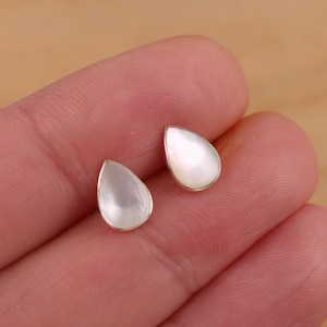Orecchini a cerchio pendenti con goccia di opale, orecchini in argento sterling con goccia di opale multicolore, pietra portafortuna - Italia