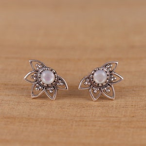 Orecchini a bottone in madreperla con fiore di loto in argento sterling 925 in confezione regalo