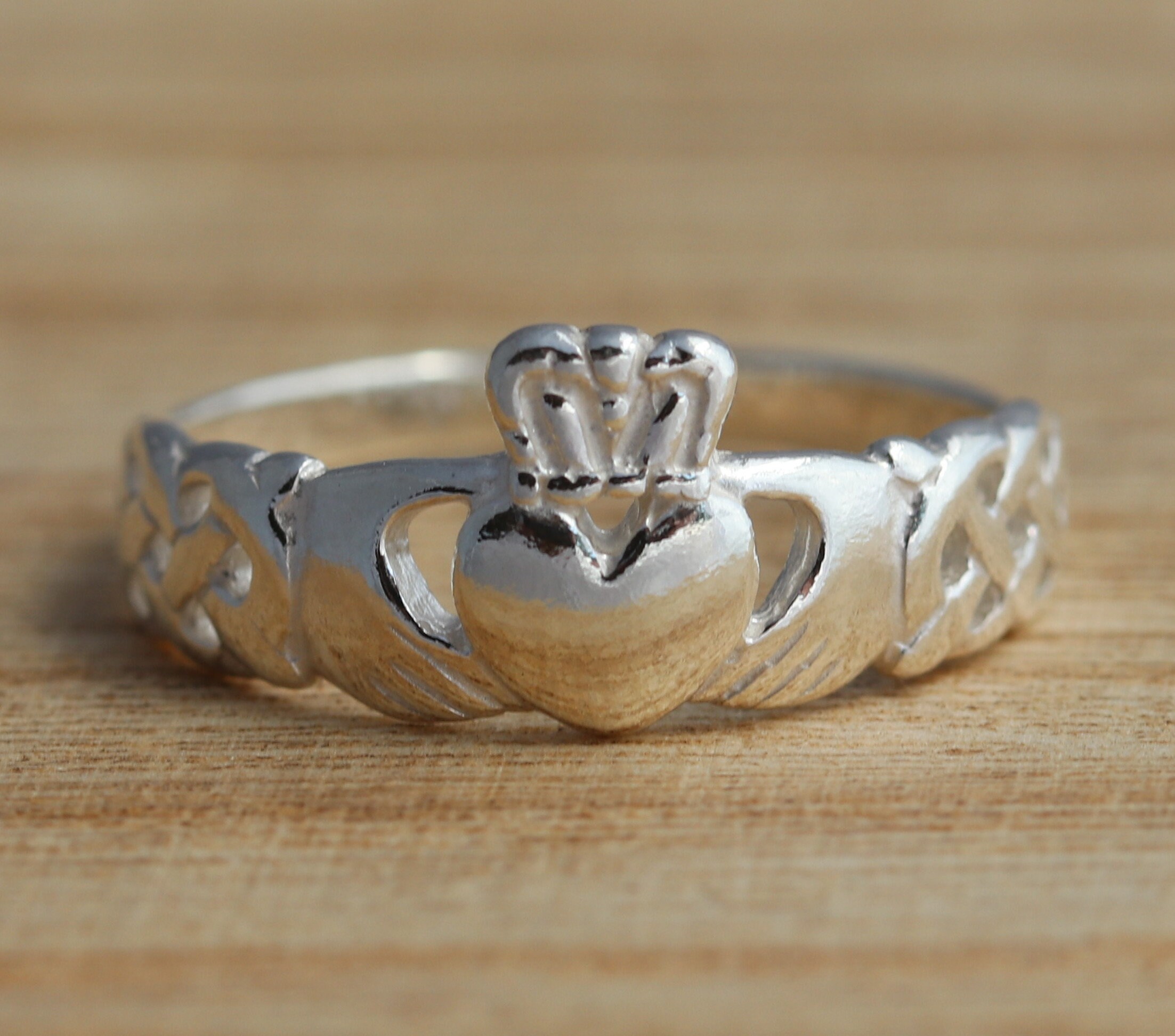 Anello Claddagh in argento sterling 925 con pietra di nascita e nodo celtico
