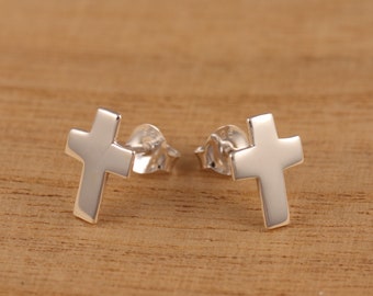Pendientes de plata de ley 925 con forma de cruz lisa, presentados en caja de regalo (un par).