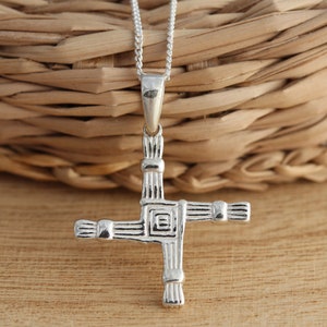 Collar con colgante de cruz celta de Santa Brígida en plata de ley 925 maciza, cadena y caja de regalo.