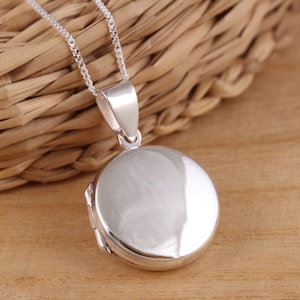 Solid 925 Sterling Silver Plain Round Photo Locket Pendant Necklace Curb Chain 16-30 Inches Gift Boxed