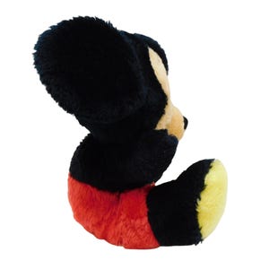 Może przedstawiać: Pluszowa zabawka Mickey Mouse w kolorze czarnym i ż&oacute;łtym siedząca w czerwonych spodenkach.