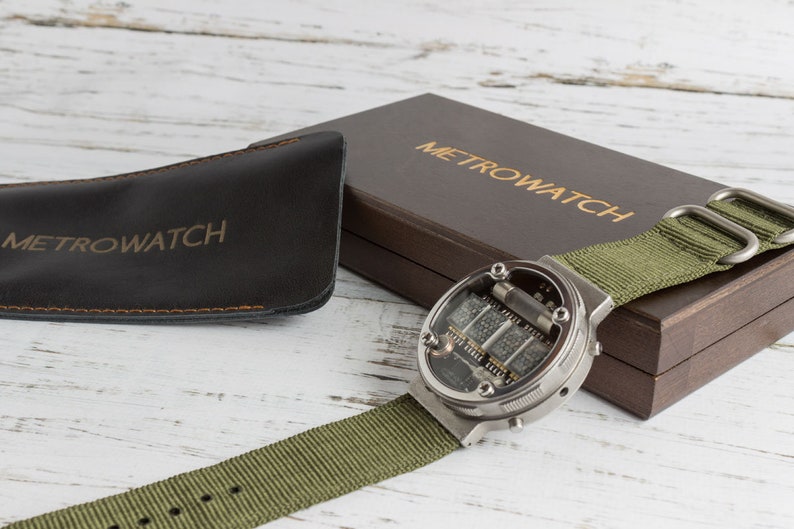 Часы metro 2033. Наручные часы metro 2033. Метро 2033 часы артёма. Часы из metro 2033. Часы metro 2033.