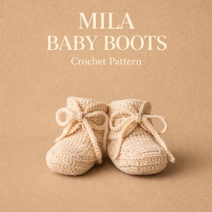 Op de afbeelding: Een paar crèmekleurige gehaakte babyschoentjes met strikdetails. De tekst "MILA BABY BOOTS Crochet Pattern" wordt in een schreefletter boven de schoentjes weergegeven. De schoentjes staan tegen een neutrale, lichtbruine achtergrond.