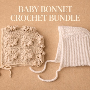 Op de afbeelding: Twee baby mutsen worden getoond op een bruin oppervlak. Eén is een beige vierkante muts met bloemmotieven, de andere is een witte geribbelde muts met strikjes. De tekst "BABY BONNET CROCHET BUNDLE" staat bovenaan.