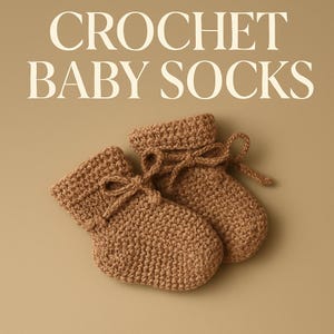 Op de afbeelding: Een paar gehaakte babysokjes in een warme bruine tint, met delicate strikdetails bij de enkels. De tekst "CROCHET BABY SOCKS" staat in een crèmekleurig lettertype bovenaan de afbeelding. De sokken zijn gemaakt van getextureerd garen.