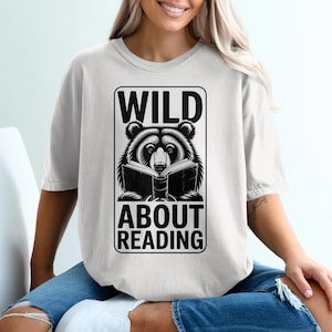 Wild Over Reading PNG, SVG - Bären-Lesebuch-Grafik für Lehrer svg, Bibliothekare, Schulalphabetisierungsveranstaltungen, Sublimations- und Klassenzimmerdekor