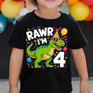 以下が含まれることがあります： サングラスとパーティーハットを着用した緑色の恐竜のグラフィックがプリントされた黒いTシャツ。「RAWR I'M 4」の文字が恐竜の上に、数字の「4」が下にプリントされています。カラフルな風船と紙吹雪も含まれています。