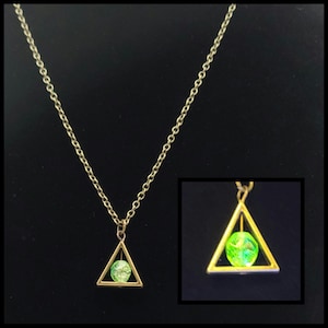 Dreieck Uranglas Anhänger Halskette, Vaseline Glas Schmuck, Steampunk Geschenk für Freund, Uranglas Sammler Schmuck, Alchemie Symbol