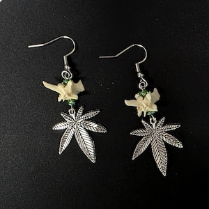 Topfblatt Schlangen Knochen Ohrringe, Marihuana Charme Ohrringe, echter Knochen Schmuck, Schlangenwirbel Zubehör, dunkler Cottagecore, Geierkultur