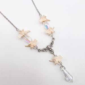 Gotische ketting van botkristallen, echte wervels en iriserende aurorakralen, statement sieraden voor heksen, liefhebbers van eigenaardigheden, donkere esthetiek