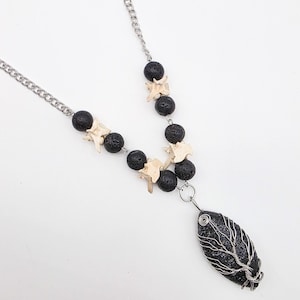 Halsband med trådlindat lavastensträd och ormben, smycken av äkta ben, skallerormskotor, mörk cottagecore, smycken av lavastens för män