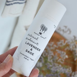 Peut inclure: Tube blanc de d&eacute;odorant naturel avec une &eacute;tiquette noire qui indique "ME Mother Earth Natural Deodorant Lavender & Sage Handcrafted | Vegan 3.25 oz".