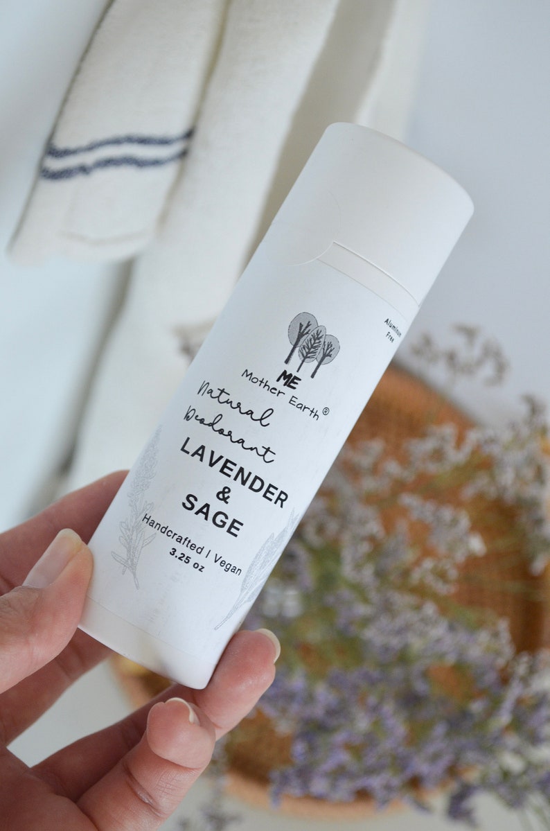 Peut inclure: Tube blanc de d&eacute;odorant naturel avec une &eacute;tiquette noire qui indique "ME Mother Earth Natural Deodorant Lavender & Sage Handcrafted | Vegan 3.25 oz".