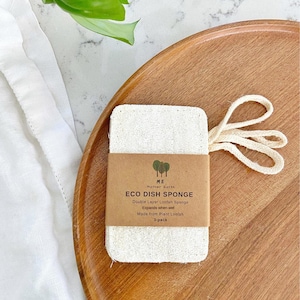 Pu&ograve; includere: Una spugna per piatti rettangolare in luffa color bianco sporco con un occhiello di sospensione in cotone beige. Un'etichetta di carta marrone &egrave; avvolta attorno al centro, stampata con il testo: ME Mother Earth, ECO DISH SPONGE, Double Layer Loofah Sponge, Expands when wet, Made from Plant Loofah, 3-pack.