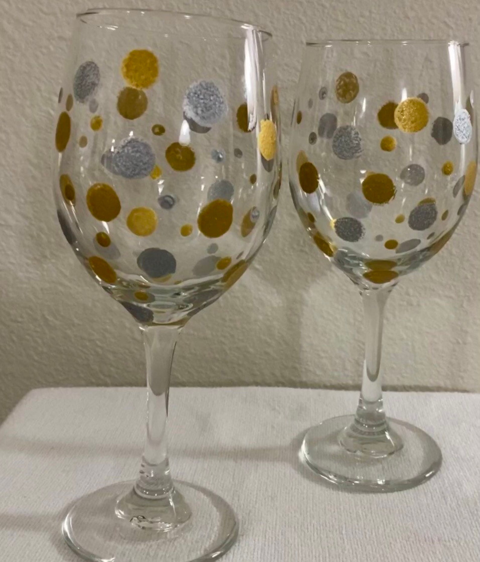 Stemmed Wine Glasses with Gold and Silver Polka Dots. Etsy Nederland