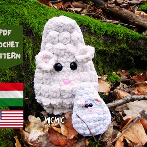 Może przedstawiać: Wzór na szydełku PDF dla dwóch pluszowych szarych zabawek amigurumi w kształcie owiec. Większa owca stoi na mchu i liściach. Mniejsza owca siedzi przed większą. Wzór jest dostępny w języku angielskim i węgierskim.