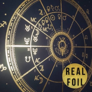 Puede incluir: Un gr&aacute;fico astrol&oacute;gico dorado sobre un fondo azul oscuro. El gr&aacute;fico presenta los signos del zod&iacute;aco, los planetas y las casas astrol&oacute;gicas. El texto "REAL FOIL" est&aacute; impreso en oro en un c&iacute;rculo.