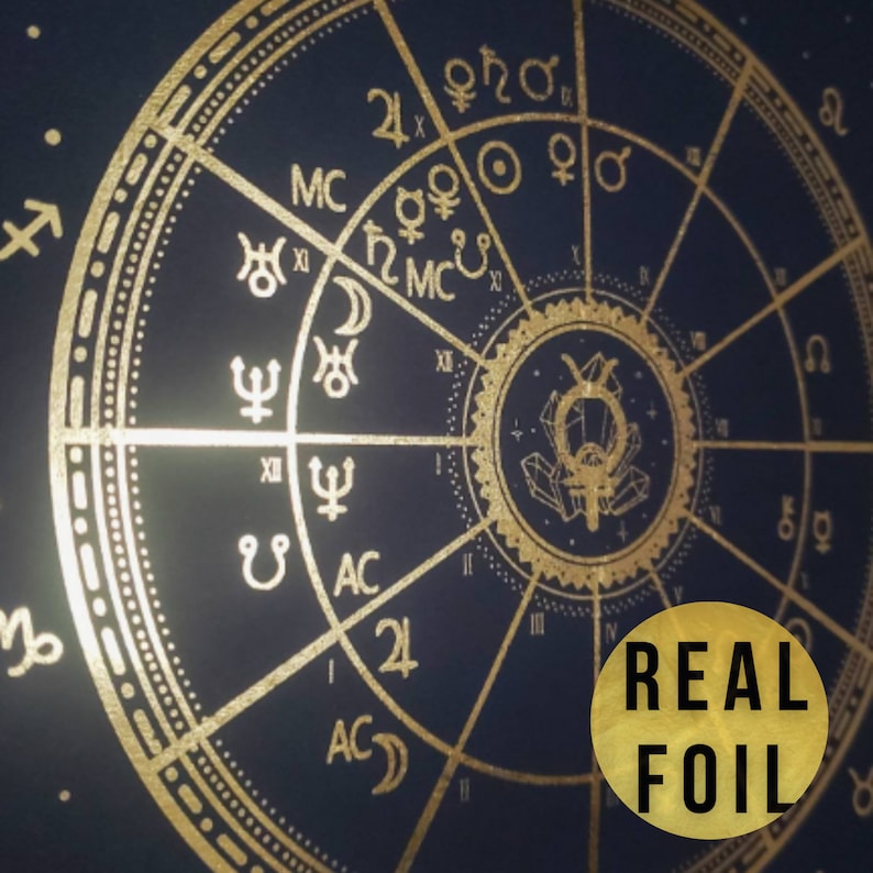Puede incluir: Un gr&aacute;fico astrol&oacute;gico dorado sobre un fondo azul oscuro. El gr&aacute;fico presenta los signos del zod&iacute;aco, los planetas y las casas astrol&oacute;gicas. El texto "REAL FOIL" est&aacute; impreso en oro en un c&iacute;rculo.