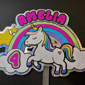 Gepersonaliseerde eenhoorn regenboog glitter karton taarttopper met leeftijd en naam