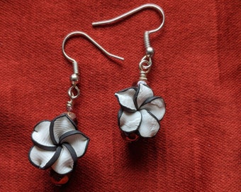 Boucles d'oreilles de fleur noire et blanche