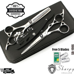 Op de afbeelding: Een professionele kapperskit met twee paar zilver-zwarte scharen, een zwart recht scheermes en vijf vervangende mesjes. De kit bevat de tekst "Sharpy England" en "Free 5 Blades" op een zwarte leren etui. De afbeelding bevat ook de tekst "100% Tevredenheidsgarantie".