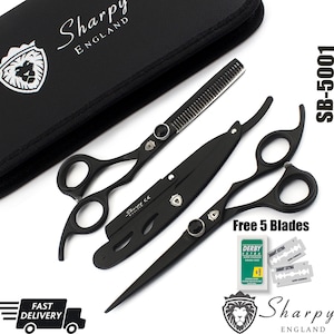Puede incluir: Un juego de tijeras de barbero negras con una funda de cuero negra. El juego incluye un par de tijeras, un par de tijeras de entresacar y una navaja de afeitar. El juego también incluye cinco cuchillas de afeitar. El juego está etiquetado como "Sharpy England" y "SB-5001".